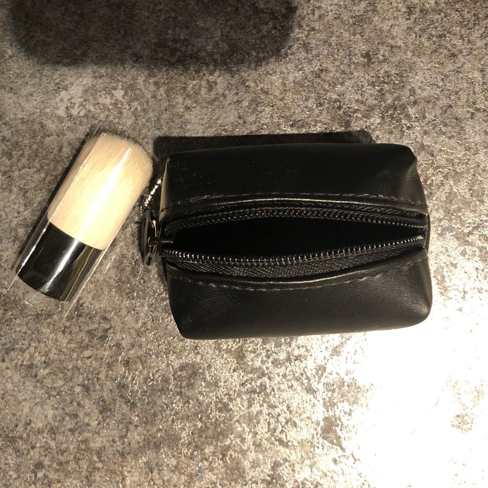 Anastasia Beverly Hills Blush/Powder Makeup Brush